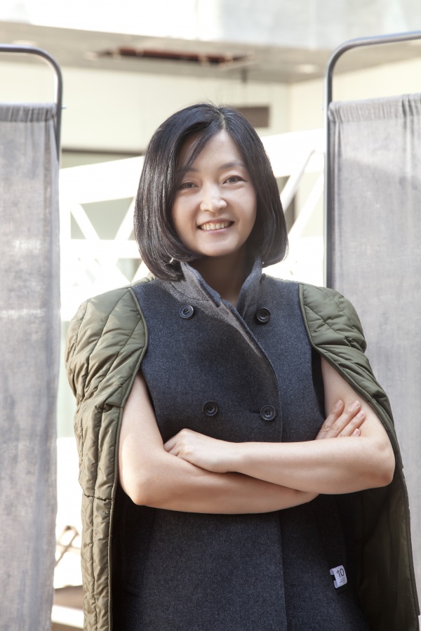 인터뷰 당시 코오롱스포츠 바지로 만든 래코드 제품을 착용한 한경애 부사장    
